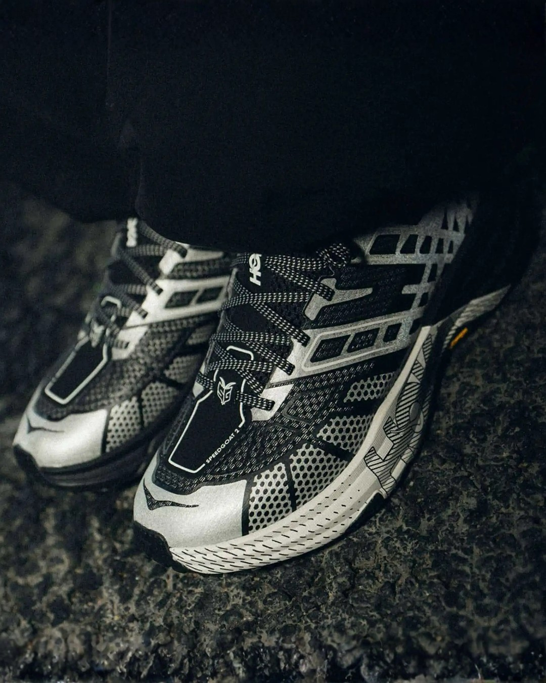Trois paires Hoka Ora Primo, Stealth/Tech Speedgoat 2 et Tor Summit alignées, sneakers techniques au style gorp-core disponibles chez Lesthete.